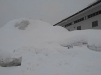 町民体育館前で24日撮影。駐車場の除雪でたまった雪のため、これだけの高さがある（以下、西川町のフェイスブックから）