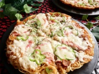 カップ焼きそばがおいしいピザに大変貌！ソース味が決め手。フライパンでできる「カップ焼そばピザ」【ネトメシ】