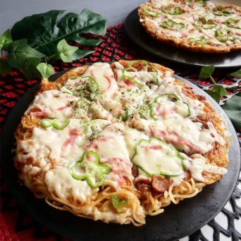 カップ焼きそばがおいしいピザに大変貌！ソース味が決め手。フライパンでできる「カップ焼そばピザ」【ネトメシ】