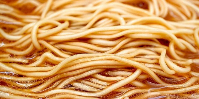 硬め食感や粉っぽさが再現された細いノンフライ麺