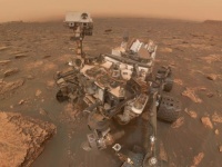 砂嵐がすごいけど、今日も頑張る火星探査車キュリオシティ。おちゃめに自撮りしてみたよ。