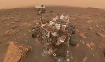 砂嵐がすごいけど、今日も頑張る火星探査車キュリオシティ。おちゃめに自撮りしてみたよ。
