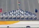バイクの上でピラミッドまで！？　インド国境警備隊によるバイクパフォーマンス。