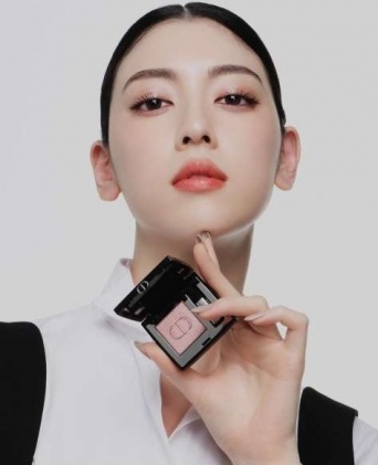 Instagram:三吉彩花(@miyoshi.aa)より