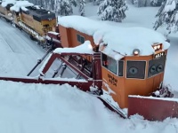 トランスフォーマーロボかな？線路を除雪しながら走る列車のドローン映像