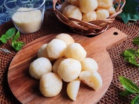 表面はパリっ、中はモチっとした食感とチーズの香ばしさがたまらない！簡単にできる白玉ポンデケージョの作り方【ネトメシ】