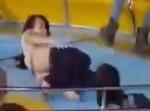 女性のお尻が丸見え！？　遊園地のアトラクションでハプニング（動画）