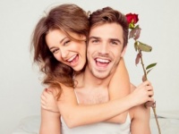 男性が結婚を決めた「きっかけ」って？　ベストな年齢や交際期間