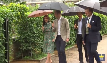 没後20年、英王子らがダイアナ元妃をしのんで「記念庭園」を訪問