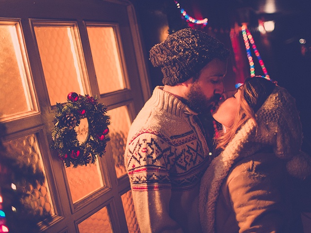 キスするカップル