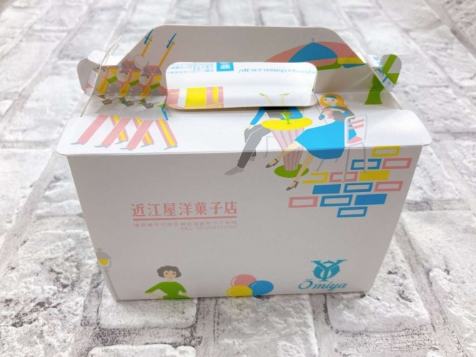 箱もポップなデザインでかわいらしい