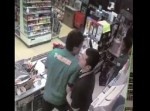 【衝撃動画】セブンイレブン店員が同僚を暴行！　客が止めに入るも…