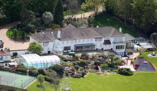 ユリ・ゲラーの豪邸、価格を半額に下げたがいまだ売り出し中