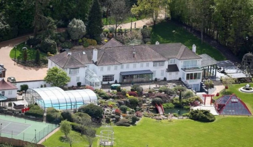 ユリ・ゲラーの豪邸、価格を半額に下げたがいまだ売り出し中