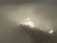 「第六天魔王城だ」「ボス戦に備えます」　大迫力の〝雪夜の岐阜城〟に1.1万人武者震い