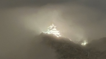 「第六天魔王城だ」「ボス戦に備えます」　大迫力の〝雪夜の岐阜城〟に1.1万人武者震い