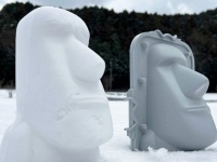 「考えた方天才」「売ろうとした会社もすごい」　雪挟んで遊ぶ「無限モアイ製造機」売り上げ4倍の大人気