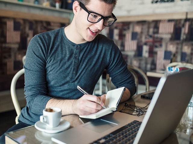 メモをとる男性