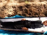 心に問題を抱えた人たちに臨死体験を。お棺に入れられ森の中に埋められる心理療法（ウクライナ）