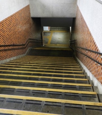 「上野駅の階段で、見知らぬ人と目が合った。そのまま『やるか？』と尋ねられ、私たちは2人ですぐさま...」（茨城県・70代男性）