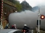 遮断機は上がってるのに… 蒸気機関車のケムリがすごくて通れない。