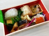 「世界農業遺産記念おにぎり弁当」。画像は日本レストランエンタプライズのツイッターより
