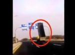 危なすぎ！！　荷台を起こしたまま走るトラックが看板に衝突し…！