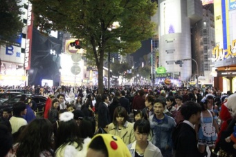ハロウィンの仮装で大賑わいの渋谷