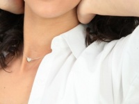 約8割の男性が〇〇！　アラサー女性がハート型のアクセサリーを着けるのは「あり」or「なし」？