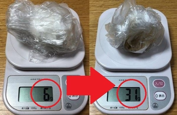 画面左は、使用済みティッシュ2枚。右は残ったスープに浸した後のティッシュ。25グラム重くなった。