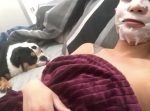 フェイスマスクをしているご主人が、ワンちゃんの方に振り返ると…！