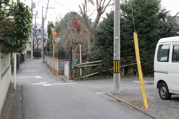 狭い路地ながら舗装されている