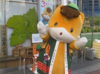 ぐんまちゃん家の前でポーズをとる2代目ぐんまちゃん（Kyowwさん撮影、Wikimedia Commonsより）