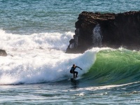 岩場の多いポイントでサーフィンに挑む伝説のサーファー（写真：y_imura）
