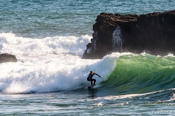 岩場の多いポイントでサーフィンに挑む伝説のサーファー（写真：y_imura）