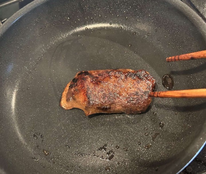 フライパンで両面を焼いていく