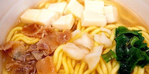 豚肉、豆腐、玉ねぎなどが入っている