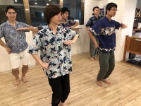 課題曲「ノホパイパイ」の音楽に合わせて踊る皆さん。一番手前は、「メンフラアイドル」としてデビュー予定の愛甲さん