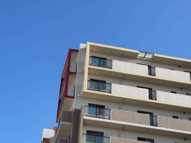 下階から足音が響く...（画像はイメージ）