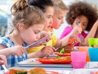 イギリスの小学校、給食費を払わない親の名前を公表して見せしめにすると発表し物議をかもす