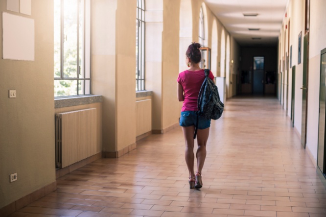 美しく歩くことができない人は骨盤の歪みに加えて脚の向きにまで問題が