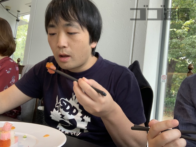 ピョコタン先生　食べる