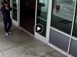 タックル一撃！　バットを持った暴漢を即拘束する警官たちがカッコいい