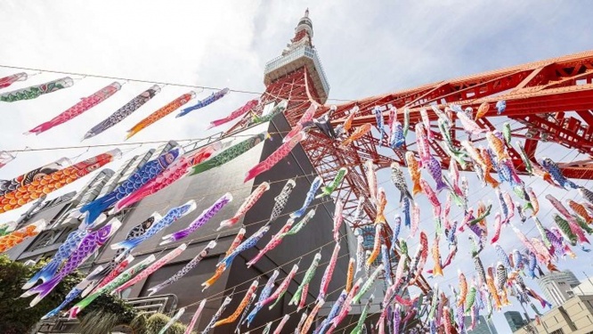東京タワーを彩るカラフルな鯉のぼりたち(画像は東京タワー公式サイトより)