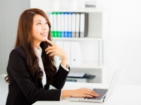 むくみ・冷え・肩こりに効く！　ねこ背女子必見の「片平式座り方」とは？