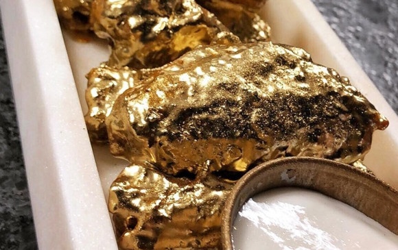 金を身にまとった光り輝く黄金の手羽先。アメリカでゴールデンチキンウイングが商品化。