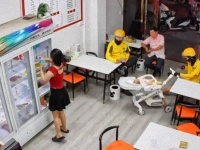 私たちが必要とする世界がここに。料理ができるまで店主の赤ちゃんの子守りをするフード配達員