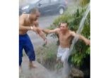 絶対にマネ厳禁。　どしゃぶりの雨の中で遊んでいたら水路に吸い込まれ…！