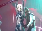 セクシーな背中パックリ！　ブリトニーはそれでもプロとしてダンスを続けた