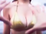 【面白ＣＭ】ＶＲの向こうに美女。男が辿り着いた完璧なＶＲおっぱい揉みとは？